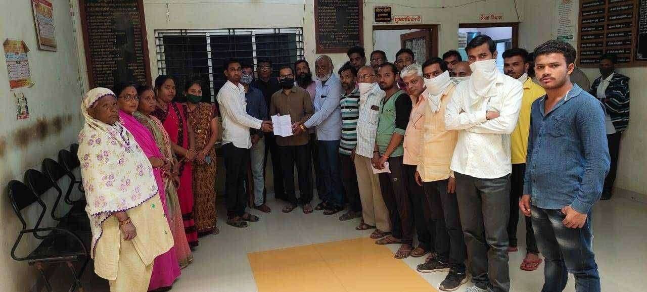 सावदा येथे घरकुल योजनेच्या लाभार्थीना,शेवटच्या हप्ता मिळेना ! मुख्याधिकारी यांना दिले निवेदन.