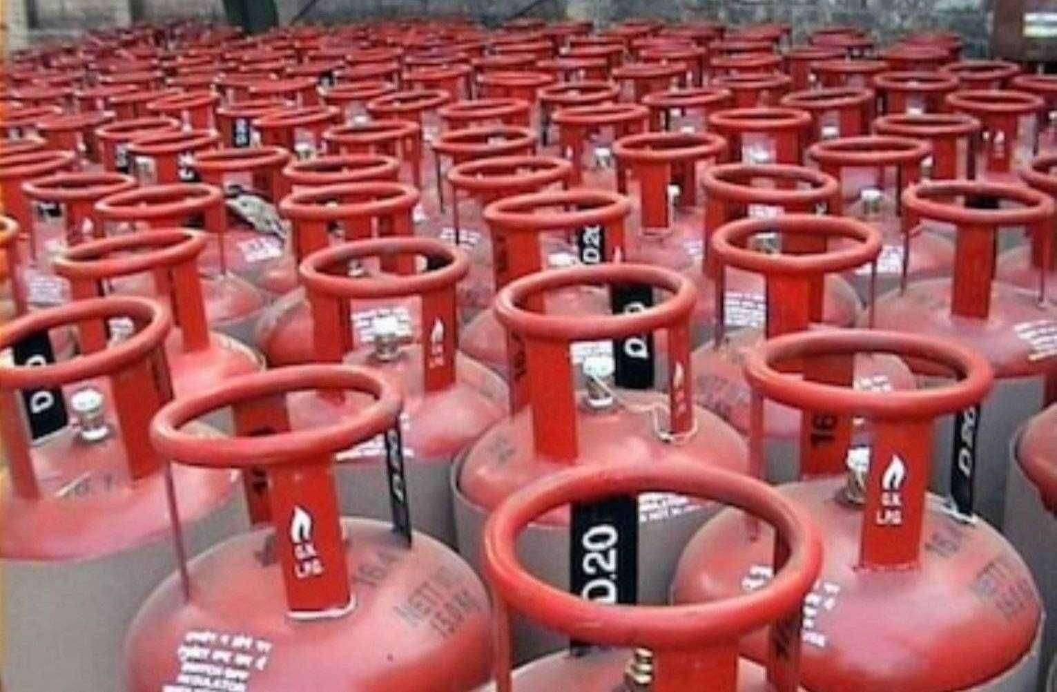 ?Big Breaking...गॅस सिलिंडरच्या किंमतीत वाढ.. आज रात्री पासून "हे" असतील नवे दर..