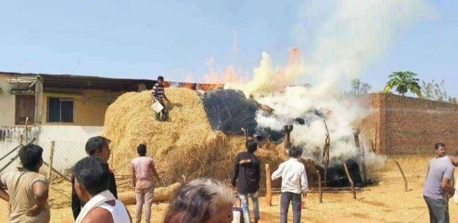 मालोदे यांच्या कंपाऊड मधील तनिसीच्या ढिगार्याला आग जांबुळघाट येथील घटना