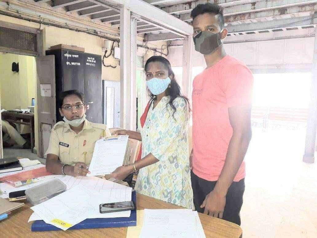 अँट्रोसिटी दाखल असलेल्या अरोपी सौ.वैशाली देशपांडे यांना अटक करा - बिकेडीच्या सुनिता गेंगजे यांची सायन पोलीस स्टेशनला निवेदनाद्वारे पोलीसाकडे मागणी