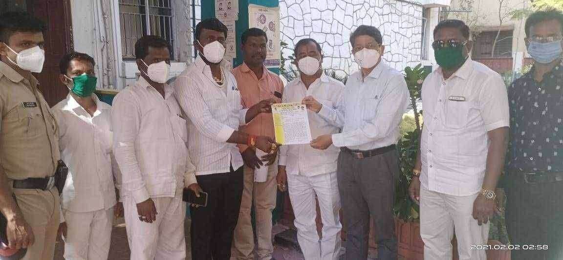 केंद्र सरकारने पेट्रोलवर अतिरिक्त चार रू.लावलेला अधिभार काढून तो दारूवर लावावा - शरद कोळी याबाबत सोलापूर जिल्हाधिकारी यांच्या कडे केली लेखी निवेदनाद्वारेमागणी