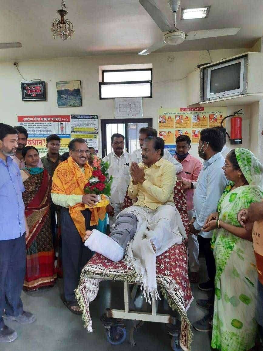 अपघातग्रस्तं रुग्णावर सात तास चाललेली अवघड शस्त्रक्रिया यशस्वी.. जगन्नाथ बाविस्कर यांच्याकडून डॉ.कोल्हे हॉस्पिटल टिमचा सत्कार..