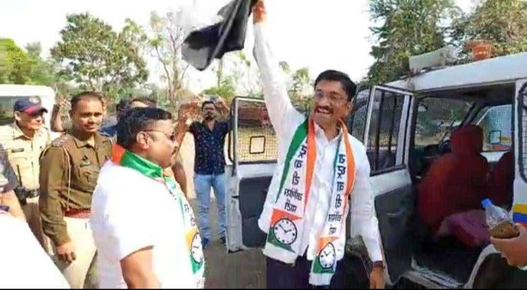 धुळ्यात राष्ट्रवादीच्या कार्यकर्त्यांकडून राज्यपाल कोश्यारींचा काळे झेंडे दाखवत निषेध.