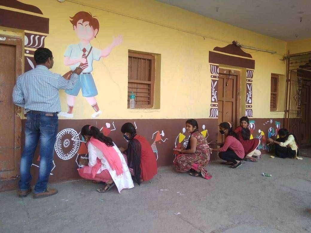 मनमोहक चित्र वरली आर्टने शाळा फुलली