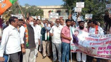 वीज कार्यालयावर भाजपचा हल्लाबोल आंदोलन खोटे आश्वासन देणाऱ्या तिघाडी सरकारच करायचे काय खालती डोकं वरती पाय! कोरोना काळातील वीज बिल माफ करा.. आमदार बंटीभाऊ भांगडीया