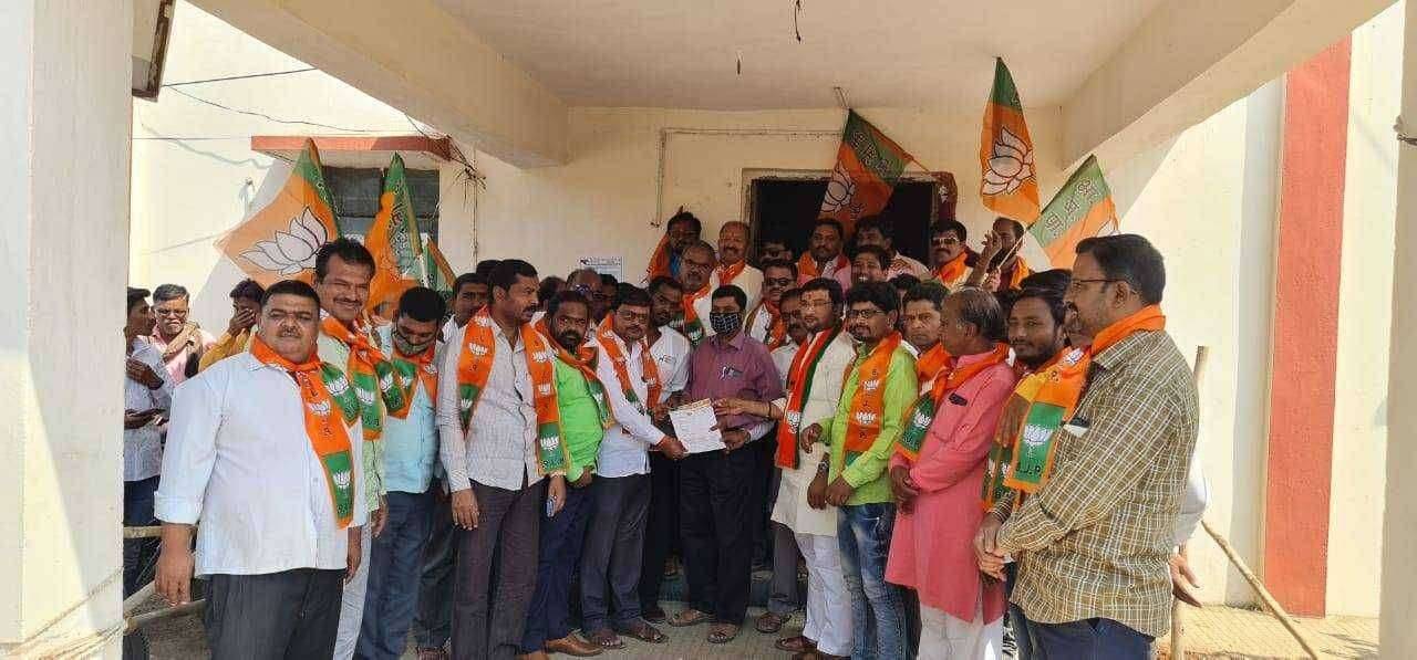 कळंब तालुका भाजपच्या वतीने थकीत बिलावर कारवाईचे आदेश देणा-या सरकारच्या विरोधात महावितरण कार्यालयाला टाळा ठोको आंदोलन