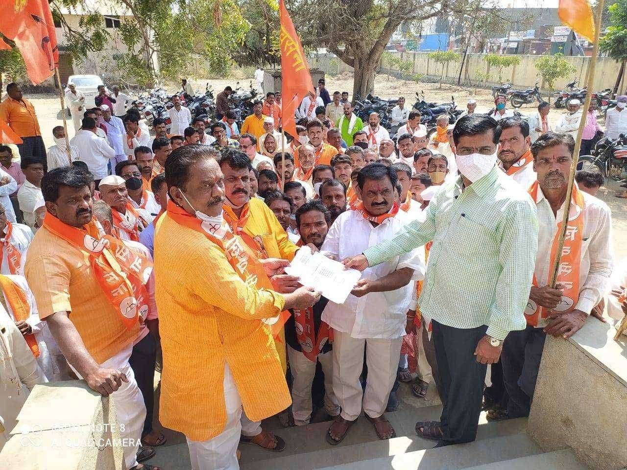 डिझेल पेट्रोल दरवाढ केल्याने केंद्र सरकारचा  निषेधार्थ  शिवसेनेचा परंडा येथे मोर्चा 