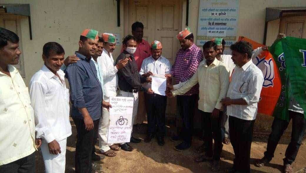 महाराष्ट्र सरकार आणि विदूत महामंडळ वितरण कंपनी कार्यालय टाळे ठोको आंदोलन करताना-भारतीय जनता पार्टी सुरगाणा