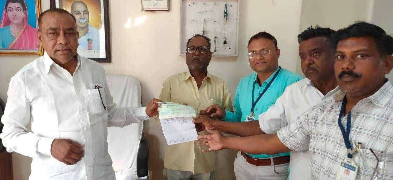 कोरपणा येथील CDCC बँक धावली निराधारांच्या मदतीला