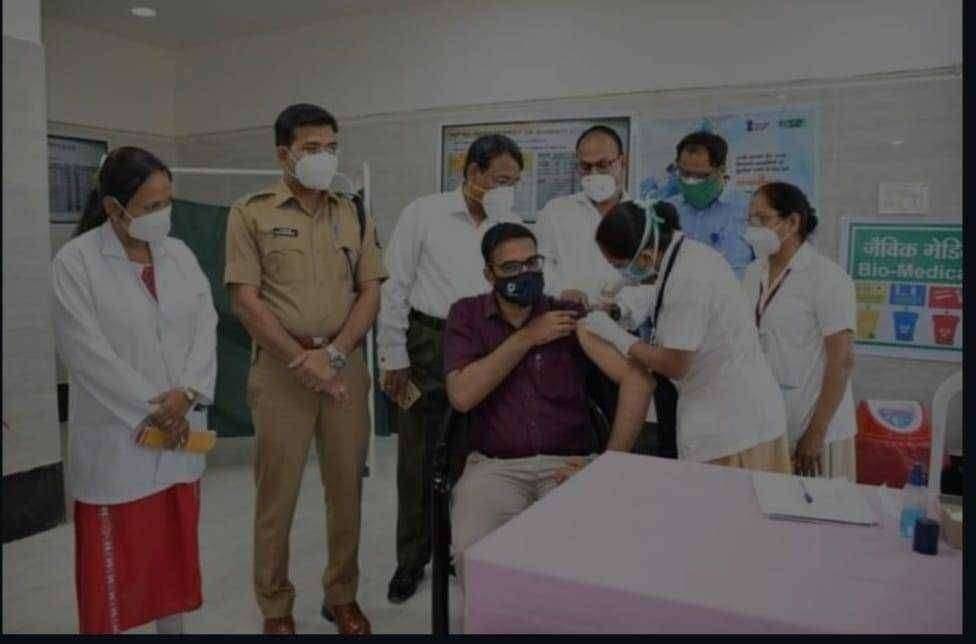 ?जळगांव Live...जळगांव जिल्ह्यातील केंद्रांमध्ये कोरोना प्रतिबंधासाठी ‘फ्रंटलाईन’ योध्दांसाठी आजपासून लसीकरण सुरु करण्यात आले आहे.