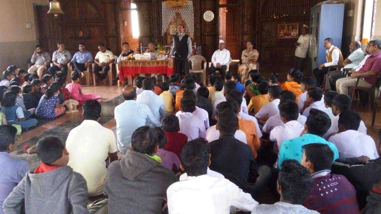 माजी विद्यार्थ्याचा अनोखा उपक्रम ,शाळेस ग्रंथ प्रदान !