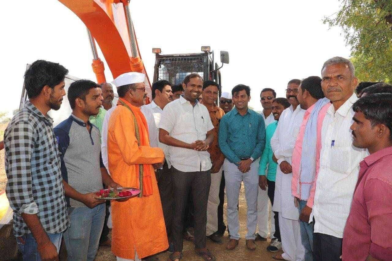 चाळीसगाव तालुक्यातील कुंझर येथे नाम फाउंडेशन च्या माध्यमातून शिवनेरी फाऊंडेशन संचलित भूजल अभियान चाळीसगाव अंतर्गत नाला खोलीकरण व रुंदीकरण कामाचा शुभारंभ लोकसहभागातून होणार शिव नाला पाणीदार...