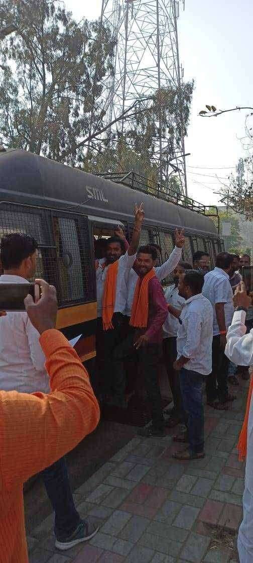 शिवसैनिकांना पहाटेच अटक भाजपचे माजी शहराध्यक्ष शिरीष कटेकर यांना काळे फासल्याच्या प्रकरणात पोलिसांनी शिवसेना पदाधिकारी आणि शिवसैनिकावर रात्रीच गुन्हा दाखल केला आणि मध्यरात्री नोटीसा बजावत पहाटे अटकही केली पंढरपूर शिवसेना पदाधिकारी आणि शिवसैनिकांना पहाटेच अटक