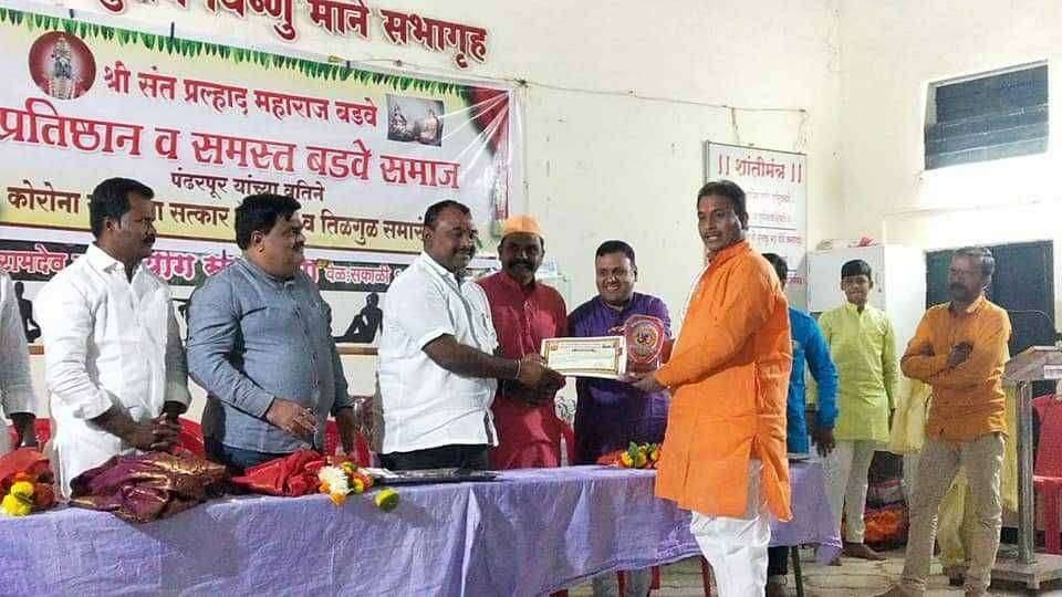 बडवे प्रतिष्ठान च्या वतीने मनसेचे दिलीप धोत्रेंचा सन्मान