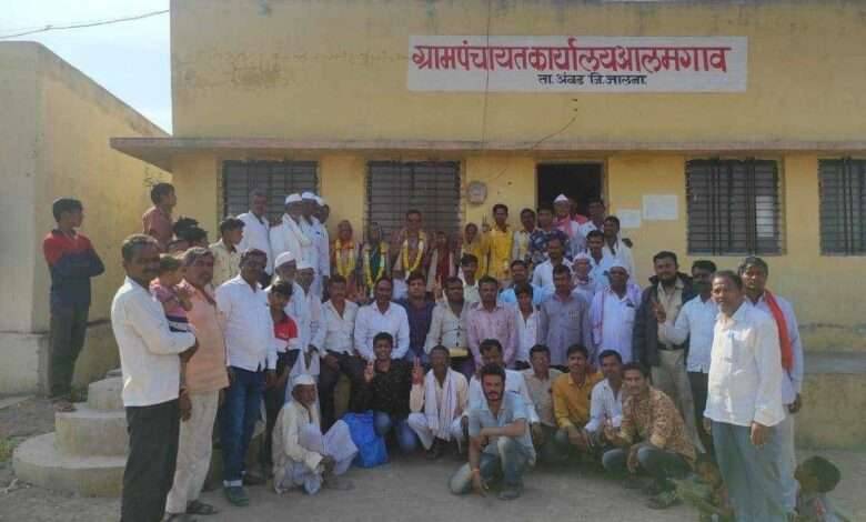 तालुक्यातील आलमगाव येथील ग्रामपंचायतच्या सरपंचपदी द्रौपदाबाई खरात व उपसरपंचपदी शिवाजीराव गोंटे यांची निवड झाल्याबद्दल आंदोउत्सव साजरा करताना ग्रामपंचायत सदस्य व ग्रामस्थांची उपस्थिती