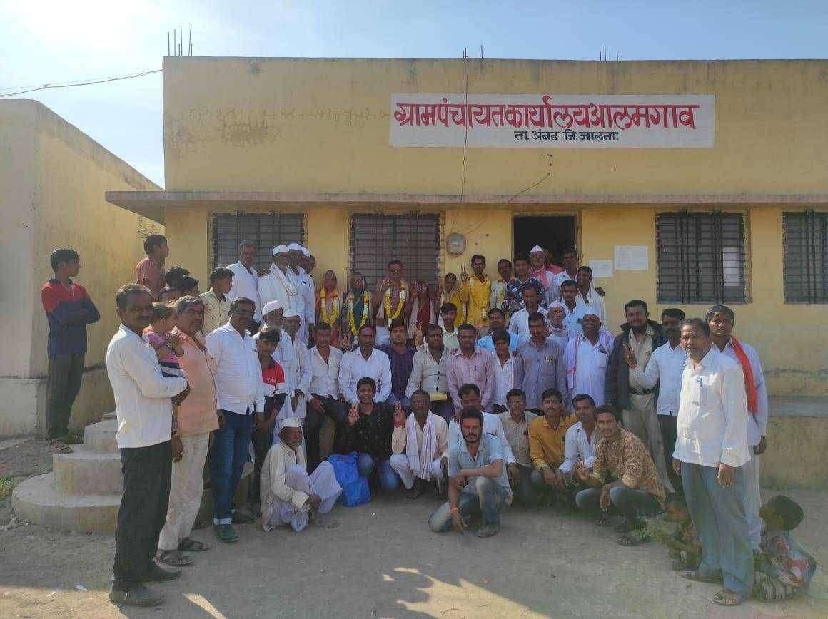 तालुक्यातील आलमगाव येथील ग्रामपंचायतच्या सरपंचपदी द्रौपदाबाई खरात व उपसरपंचपदी शिवाजीराव गोंटे यांची निवड झाल्याबद्दल आंदोउत्सव साजरा करताना ग्रामपंचायत सदस्य व ग्रामस्थांची उपस्थिती