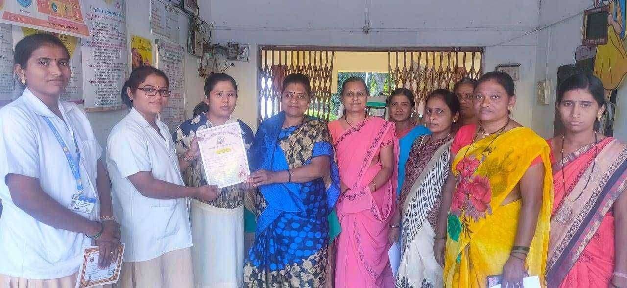 खिरोदा प्रा.आ.केंद्रात महिला आरोग्यदिनी नारीशक्ती तर्फे आरोग्य कर्मचाऱ्यांचा व आशांचा सन्मान आरोग्य सेविका पल्लवी भारंबेंचा आत्मनिर्भर महिला म्हणून विशेष गौरव