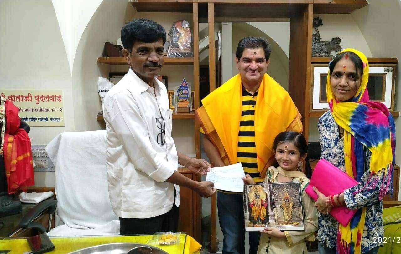 श्री विठ्ठल रुक्मिणी मंदिरास दोन लाख १हजार रुपये देणगी