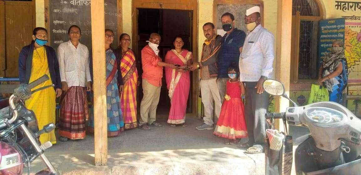वणी शाळेतील स्वयंपाकी मदतनीस महिलेला श्रवण यंत्राची मदत