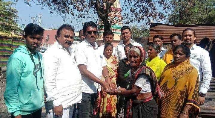 जुन्या कपड्याच्या गोदामाला आग लागली असता आर्थिक मदत करण्यासाठी धावून गेले समाजसेवक संजय बाबा ननवरे