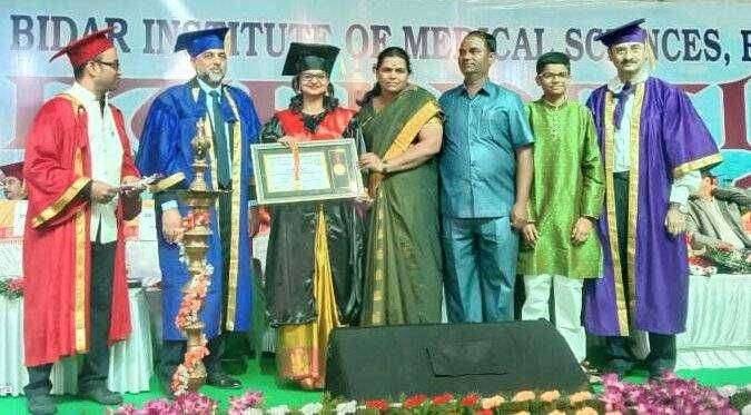 शेतकरी फळ भाज्या विकनार्यांची दोन मुली डॉक्टर