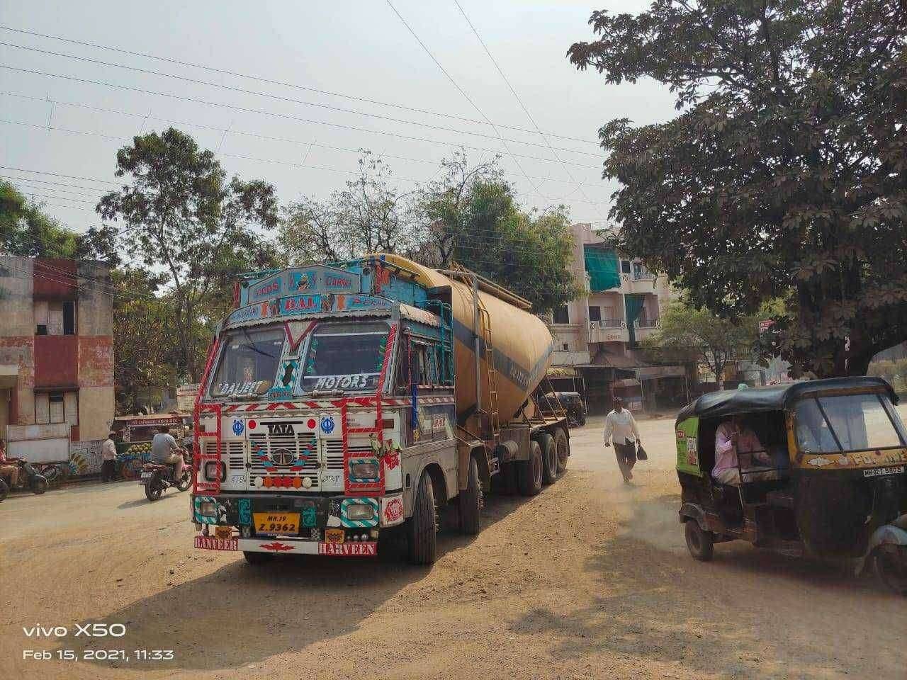 ?️ अमळनेर कट्टा..हशीमजी प्रेमजी शॉपिंग जवळ भर रस्त्यात आडवा उभा आहे कंटेनर..अपघातांना आमंत्रण..