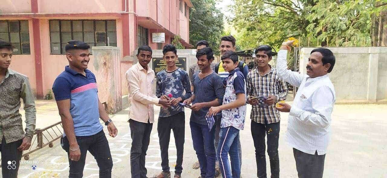 ?️अमळनेर कट्टा...अभाविपने राज्यस्तरीय आंदोलन करून महाविद्यालय पुर्ववत सुरू करावीत अशी मागणीला यश प्राध्यापक व विद्यार्थ्यांचे गुलाबपुष्प देऊन व पुष्पवृष्टी करून जल्लोषात स्वागत करण्यात आले.