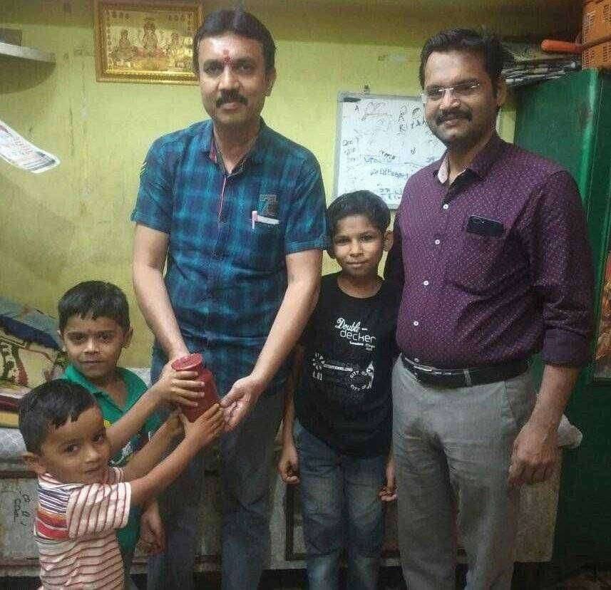 श्रीराम मंदिर करीता आपलें खाऊचे पैसे सावदा येथील २ लहान चिमुरडयांनी केले दान