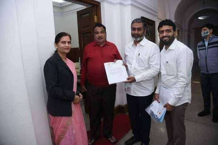 चांदवड शहरातील विविध प्रकल्पांबाबत ना. गडकरींना निवेदन