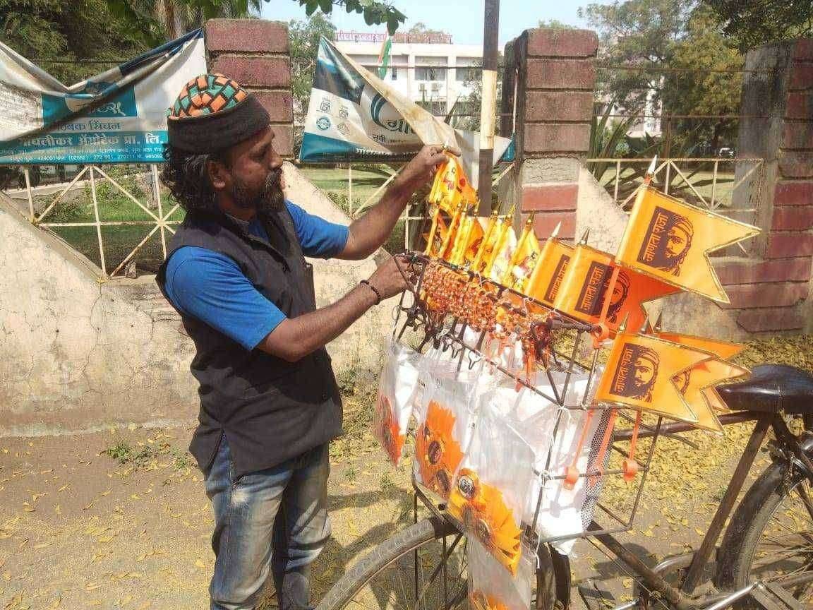 पोटाची खळगी भरण्यासाठी नजीर शेख या मुस्लिम तरुणाने घेतला भगवा झेंडा हाती..जातीयवाद आणि धर्मवादाला फाटा..! शिवरायांचे खरे अनुयायी..!