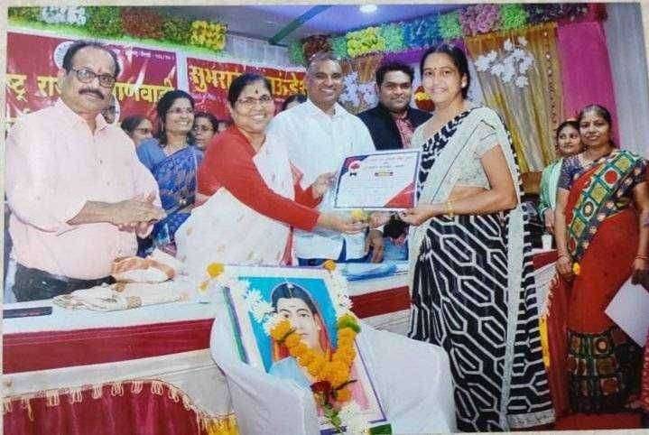 ?️ अमळनेर कट्टा... अमळनेर येथील अंगणवाडी सेविका सौ.उषा पाटील यांचा कोरोना योद्धा म्हणून सन्मान