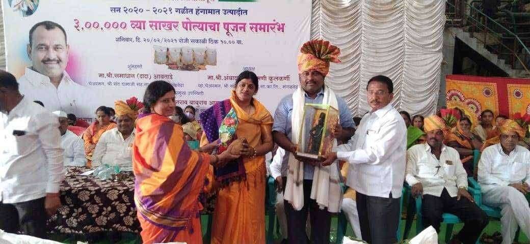 श्री. संत दामाजी साखर कारखान्यात चेअरमन समाधान (दादा) आवताडे यांच्या हस्ते तीन लाख साखर पोत्यांचे पूजन