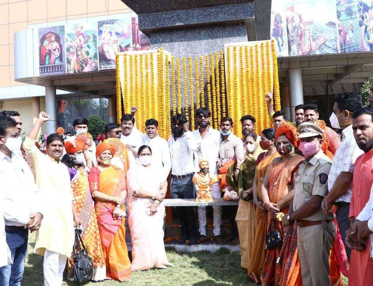 ?️ अमळनेर कट्टा... सार्वजनिक शिवजयंती उत्सव समिती कडून यंदा मिरवणूक न काढता छत्रपती शिवाजी महाराज नाट्यमंदीर येथे विविध कलपथकांच्या कार्यक्रमातून छ.शिवाजी महाराजांना कार्यक्रम स्थळीच जल्लोषपूर्ण मानवंदना