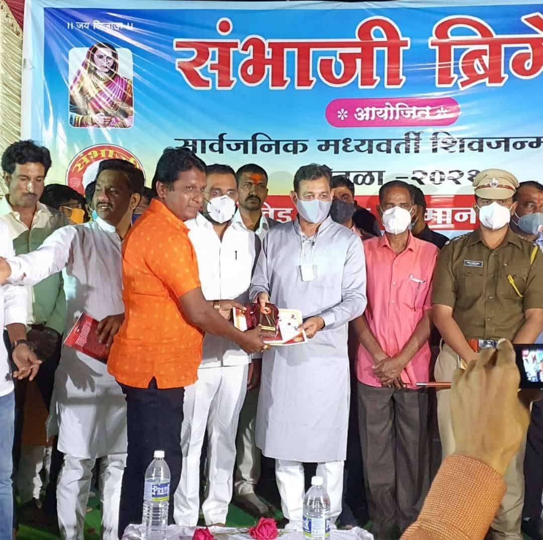 समाजसेवक संजय बाबा ननवरे यांना कोरोना योद्धा सन्मानपत्र देऊन गौरविण्यात आले