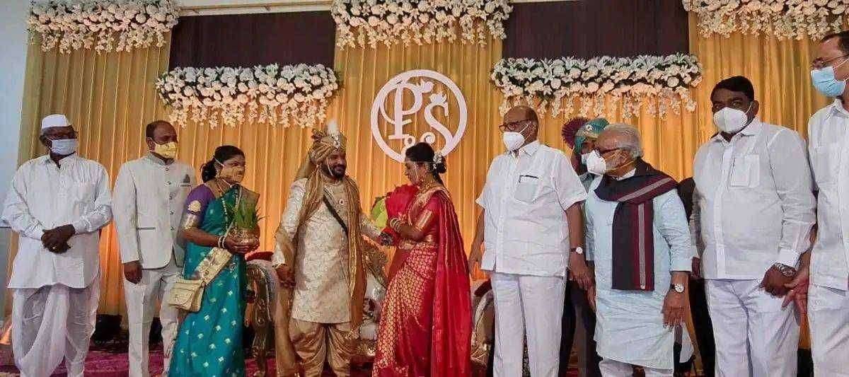 ? Breaking..आमदाराच लग्न पडलं महागात; कोरोना पॉझिटिव्ह भुजबळांमुळे शरद पवार क्वारंटाईन