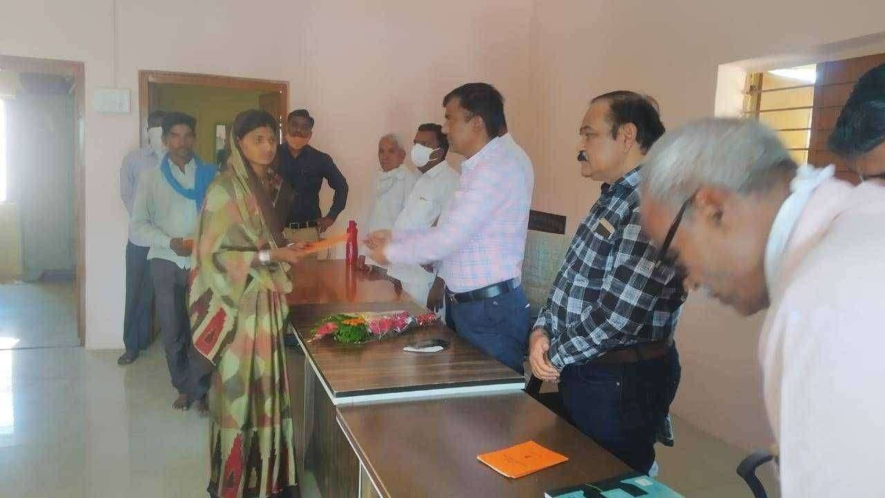 पलासनेर ग्रामपंचायत अंतर्गत चत्तरसिंग पाडा व रिछयापाडा येथील गरजु व विना शिधापत्रिका धारकाना आज शिरपुरचे मा. तहसीलदार श्री. आबा महाजन व पुरवठा निरीक्षक भामरे साहेबांच्या हस्ते पहिल्या टप्यात एकूण २१ लाभार्थ्यांना शिधापत्रिकेचे वाटप