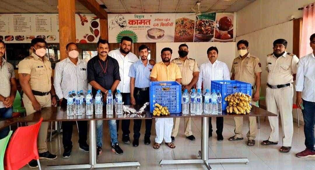 संचारबंदीत पोलीस बांधवांसाठी फराळ आणि जेवणाची व्यवस्था करून कृतज्ञता व्यक्त करण्याचा श्री.अभिजित पाटील यांचा एक अनोखा प्रयत्न !