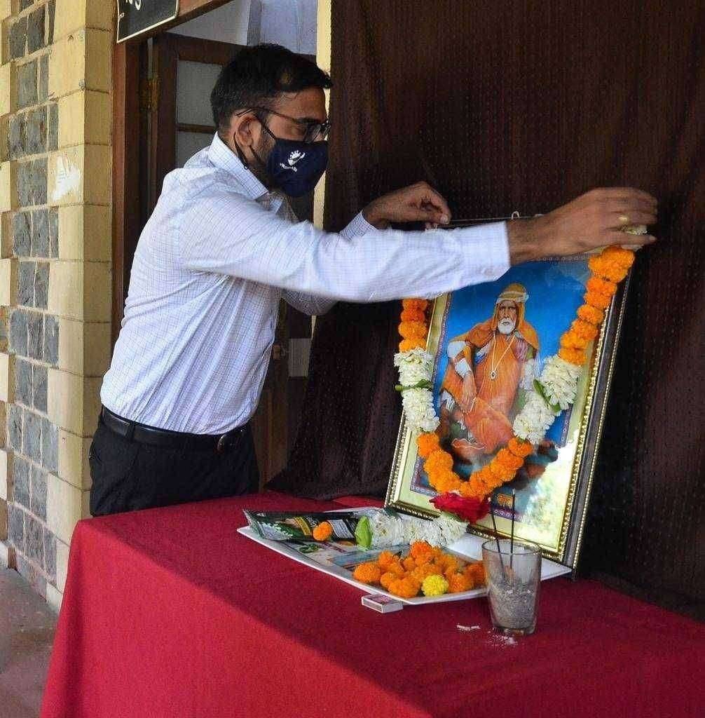 ? जळगांव Live...संत गाडगेबाबा महाराज जयंतीनिमित्त जिल्हाधिकारी कार्यालयात प्रतिमापूजन