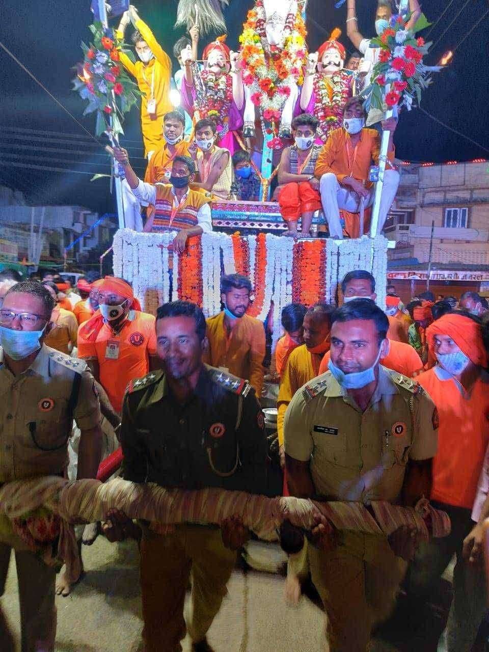 चिमूर ची घोडायात्रा मोजक्या भक्त गणात संपन्न गर्दी टाळण्यात आले पोलिस व देवस्थान पंच कमेटी ला आले यश पोलीस अधिकाऱ्यांनी स्वतः ओढला घोडा रथ