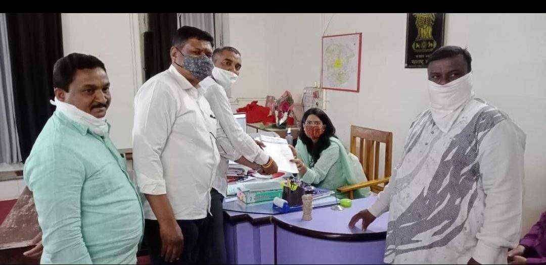 ?️अमळनेर कट्टा... अमळनेर रा.मा.15 चे काम सुरू होते त्यामूळे शहरातून जाणारा रा.मा 06 (प्रबुद्ध विहार ते डॉ.बाबासाहेब आंबेडकर पुला पर्यंत) रस्त्यावरून सर्व अवजड वाहतूक वळविल्याने रा.मा 06 ची संपुर्ण झाली चाळण..