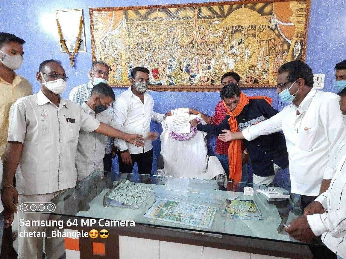 आमदार निधीतून होणाऱ्या विकास कामांत खोडा देणार्‍या न पा सत्ताधारी व मुख्याधिकारींचे रीकाम्या खुर्चीला शिवसेनेतर्फे बेशरमांच्या फुलांची माळ निवेदन ! ( विकासाच्या दृष्टीने पालिकेच्या दालनात शिवसेनेचे ठिय्या आंदोलन करून निषेध निदर्शन )