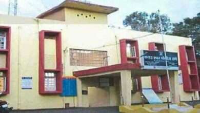 ? धक्कादायक...वरिष्ठ पोलिस निरीक्षकांच्या समोरच एकावर सपासप वार, पोलिस ठाण्यात खळबळ