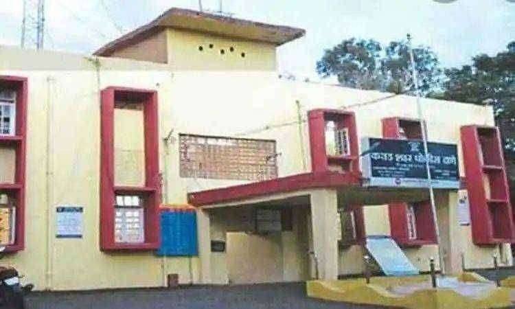 ? धक्कादायक...वरिष्ठ पोलिस निरीक्षकांच्या समोरच एकावर सपासप वार, पोलिस ठाण्यात खळबळ