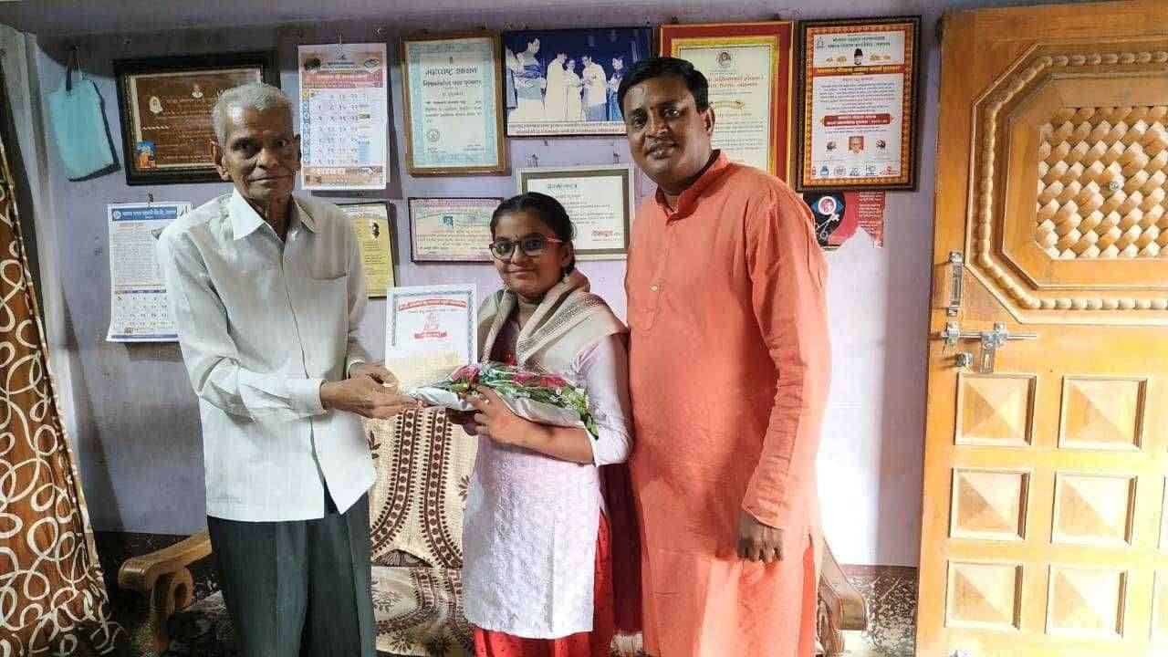 आदर्श शिक्षकांकडून यशवंत विद्यार्थिनीचा सत्कार..