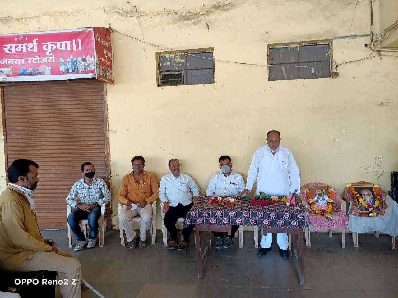 झाडे लावा झाडे जगवा , मुली वाचवा - मुली शिकवा मग मराठी वाचवा - मराठी जगवा - चळवळ व्हावी एरंडोलला बस आगारात मराठी राजभाषा दिन साजरा