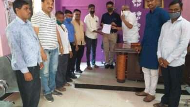 एरंडोल न.पा.चे पाणीपुरवठा विभागातील कर्तव्यदक्ष कर्मचारी ज्यांनी कोरोना काळात जिवाची तमा न बाळगता प्रामाणिकपणे सेवा समर्पित केली असे कोरोनायोद्धा स्व.वना धोंडू महाजन यांच्या वारसास चि.भरत वना महाजन यांना अनुकंपा तत्वावर पा.पु.मजूर वर्ग ४ या रिक्त पदावर नियुक्त करून सेवेत सामावून घेण्यात आले...