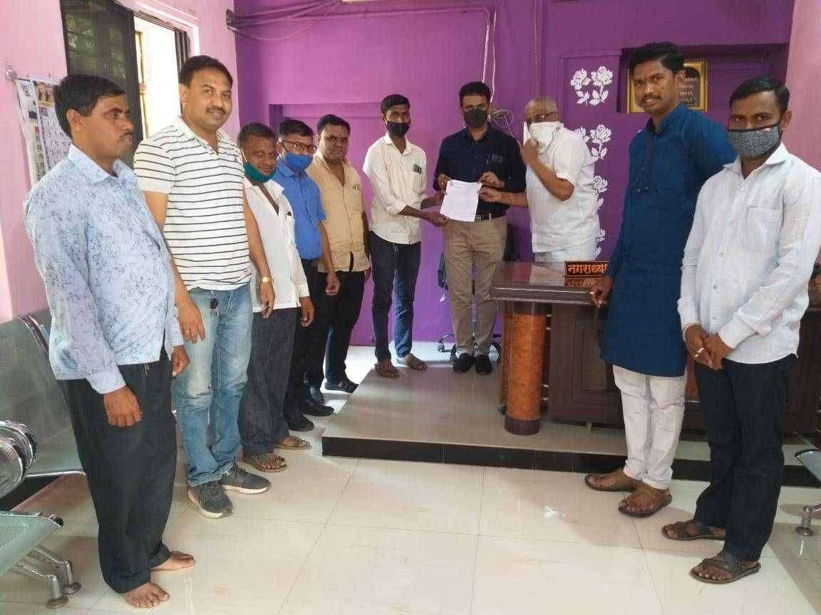 एरंडोल न.पा.चे पाणीपुरवठा विभागातील कर्तव्यदक्ष कर्मचारी ज्यांनी कोरोना काळात जिवाची तमा न बाळगता प्रामाणिकपणे सेवा समर्पित केली असे कोरोनायोद्धा स्व.वना धोंडू महाजन यांच्या वारसास चि.भरत वना महाजन यांना अनुकंपा तत्वावर पा.पु.मजूर वर्ग ४ या रिक्त पदावर नियुक्त करून सेवेत सामावून घेण्यात आले...