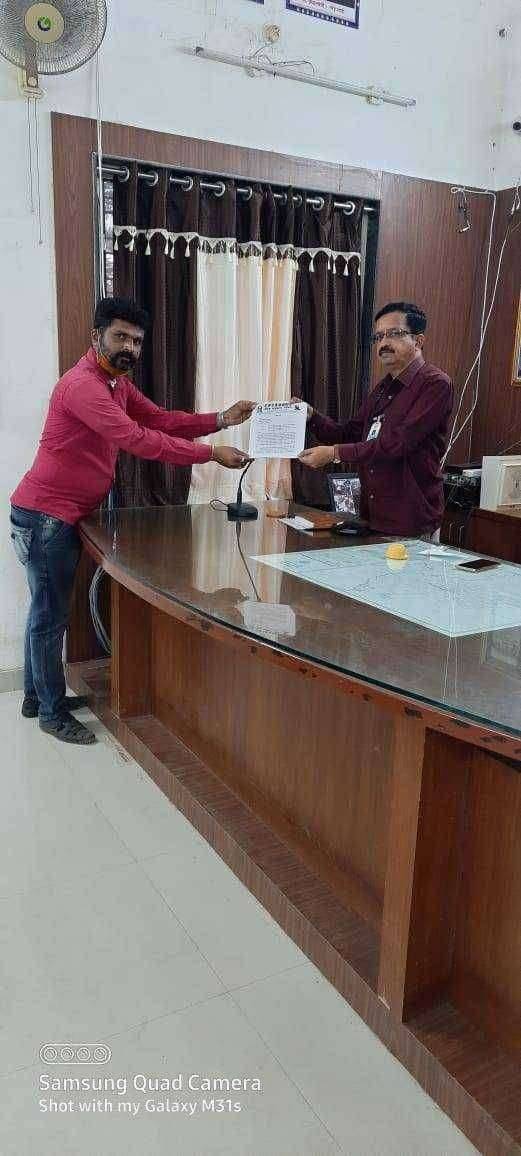 लोकशाहीर अण्णाभाऊ साठे स्मारका समोरील अतिक्रमण हटवा अन्यथा आत्मदहनाचा इशारा.