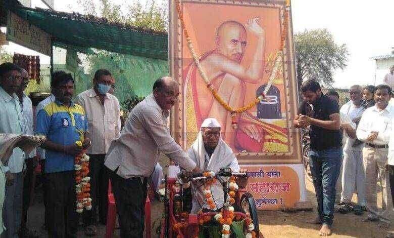 संत गजानन महाराज प्रकट दिन साजरा भाजपाचे किशोर बावणे यांच्या वतीने दिव्यांगाना सायकल वाटप व जेष्ठांचा सत्कार
