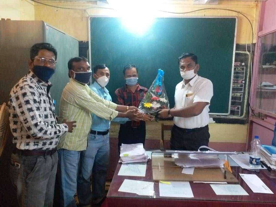 गटशिक्षणाधिकारी दापोली पदभार स्वीकारल्याबद्धल अण्णासाहेब बळवंतराव यांचा आदिवासी संघटनांतर्फे सत्कार गटशिक्षणाधिकारी दापोली पदभारावरून वातावरण तापले होते